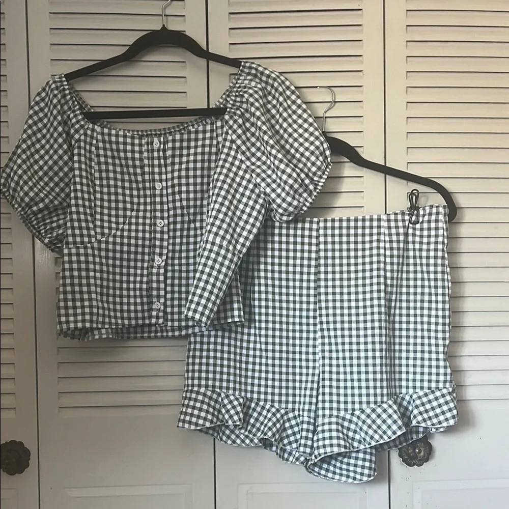 set of puff sleeve Top and ruffle Shorts Set size L green color - Picture 2 of 9